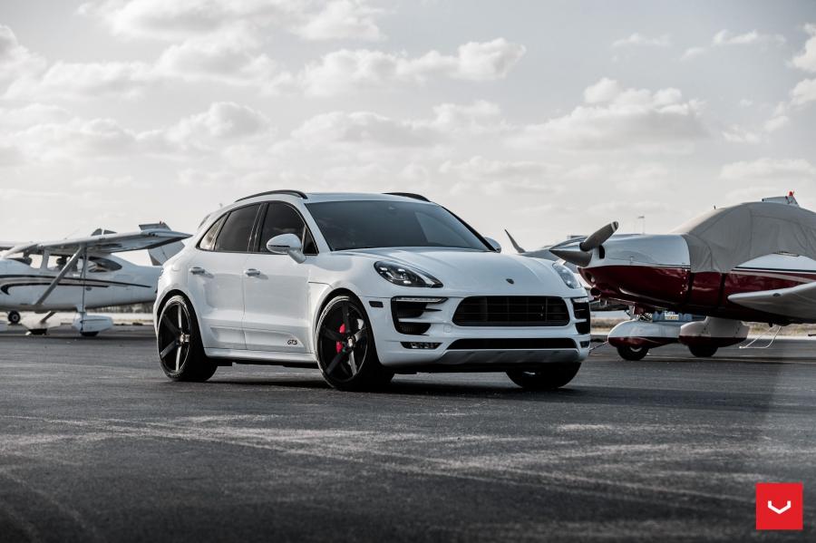  Porsche Macan GTS on Vossen Wheels (CV3R) 2018 года  (фото 1 из 17)
